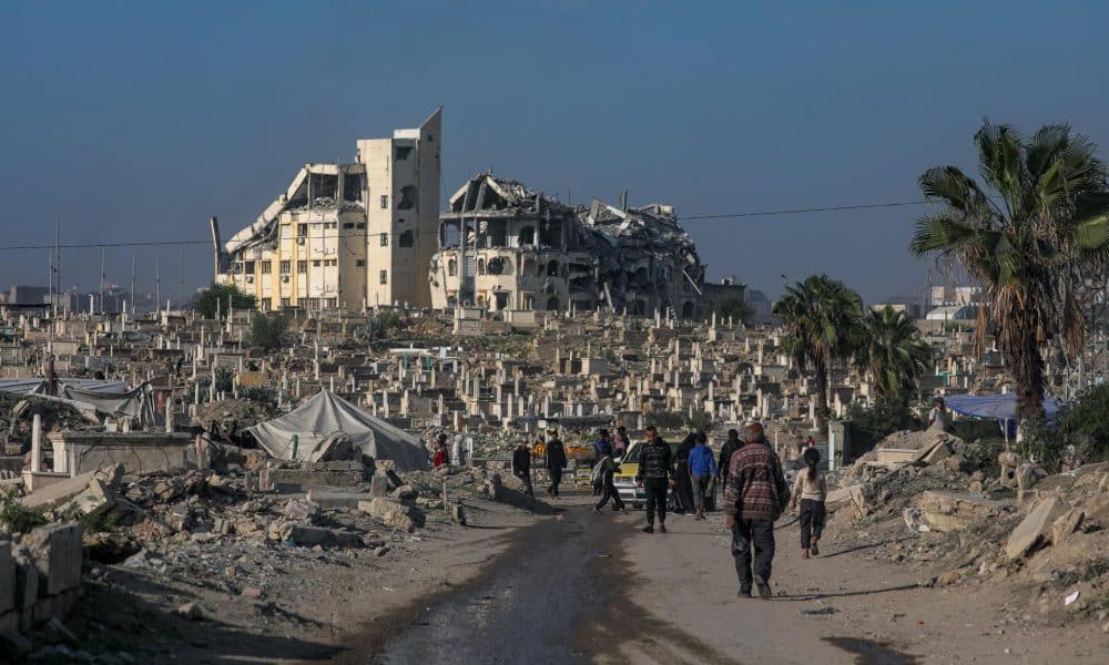 Palestinos caminan cerca del antiguo cementerio destruido en la Ciudad de Gaza, Franja de Gaza, 04 de diciembre de 2025, en medio de un alto el fuego entre Israel y Hamas. EFE/EPA/MOHAMMED SABER