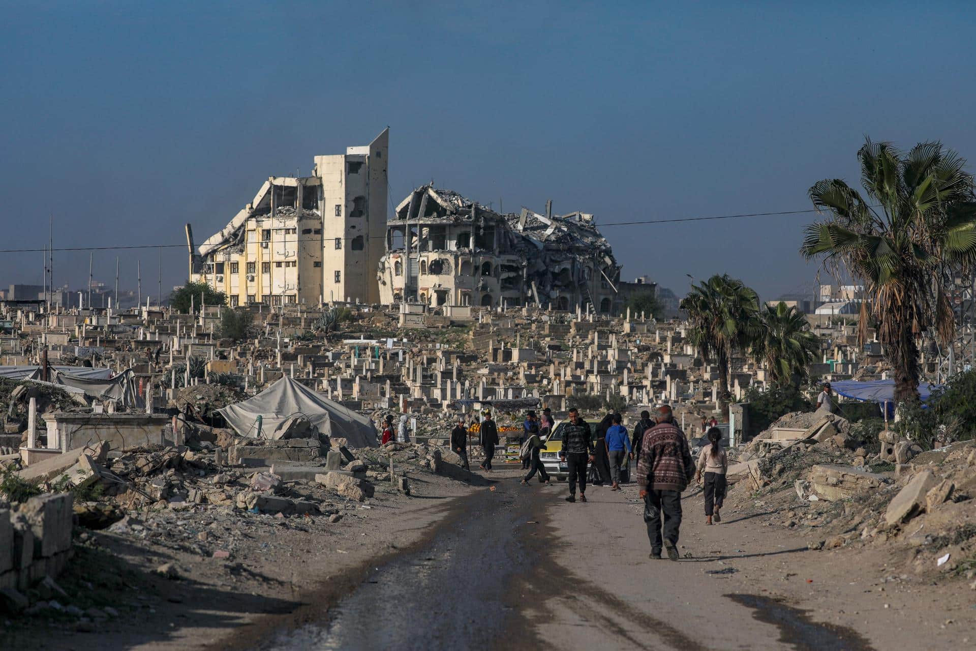 Palestinos caminan cerca del antiguo cementerio destruido en la Ciudad de Gaza, Franja de Gaza, 04 de diciembre de 2025, en medio de un alto el fuego entre Israel y Hamas. EFE/EPA/MOHAMMED SABER