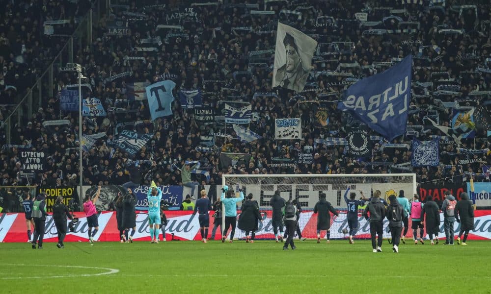 Los jugadores del SS Lazio celebran la victoria con su afición tras el partido de la Serie A que han jugado Parma Calcio 1913 y SS Lazio en Parma, Italia. EFE/EPA/Lorenzo Cattani EFE/EPA/Lorenzo Cattani
