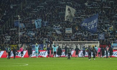 Los jugadores del SS Lazio celebran la victoria con su afición tras el partido de la Serie A que han jugado Parma Calcio 1913 y SS Lazio en Parma, Italia. EFE/EPA/Lorenzo Cattani EFE/EPA/Lorenzo Cattani