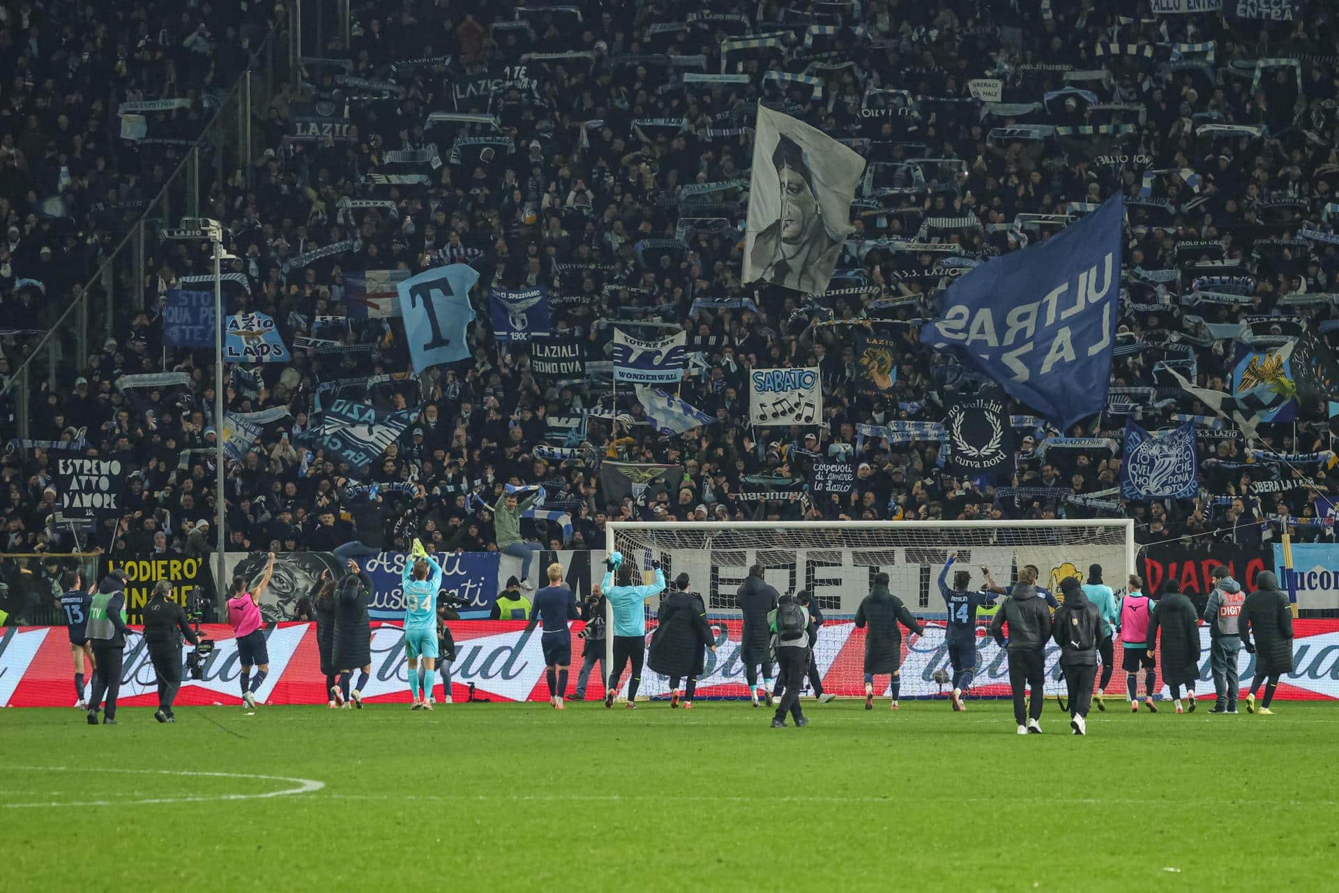Los jugadores del SS Lazio celebran la victoria con su afición tras el partido de la Serie A que han jugado Parma Calcio 1913 y SS Lazio en Parma, Italia. EFE/EPA/Lorenzo Cattani EFE/EPA/Lorenzo Cattani