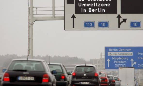 Imagen de archivo de una señal que indica "desde el 1 de enero en adelante Berlín es zona medioambiental"en la autopista A13 cerca de Schoenfeld, Alemania. EFE/ BERND SETTNIK