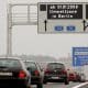 Imagen de archivo de una señal que indica "desde el 1 de enero en adelante Berlín es zona medioambiental"en la autopista A13 cerca de Schoenfeld, Alemania. EFE/ BERND SETTNIK