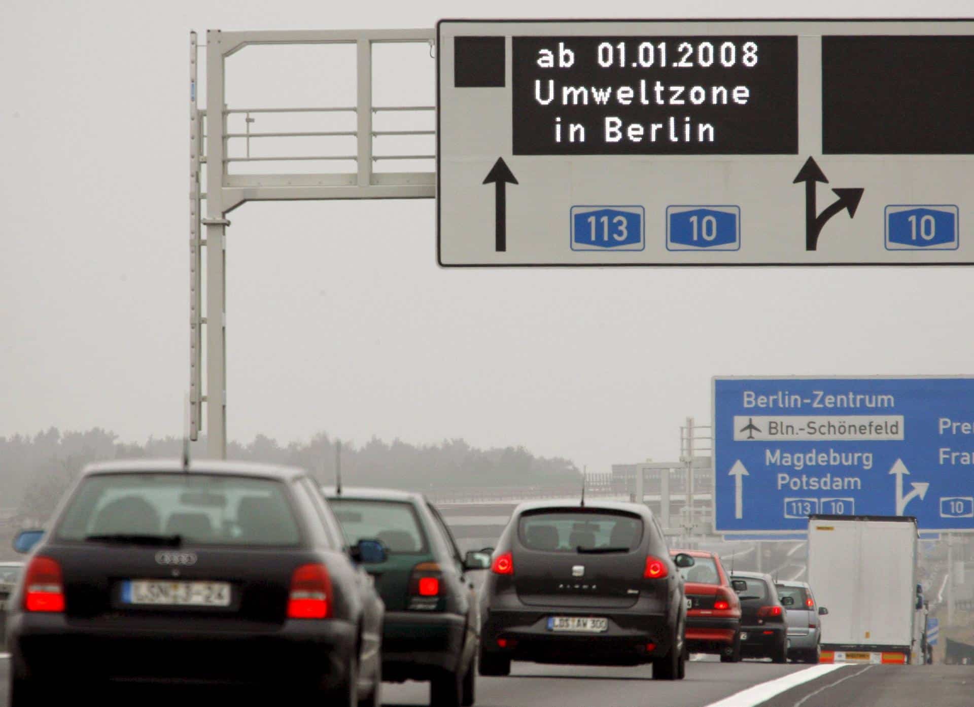 Imagen de archivo de una señal que indica "desde el 1 de enero en adelante Berlín es zona medioambiental"en la autopista A13 cerca de Schoenfeld, Alemania. EFE/ BERND SETTNIK