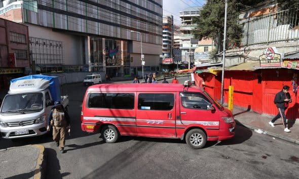 Conductores de transporte público bloquean con vehículos una calle durante una protesta este viernes, en La Paz (Bolivia). EFE/ Luis Gandarillas