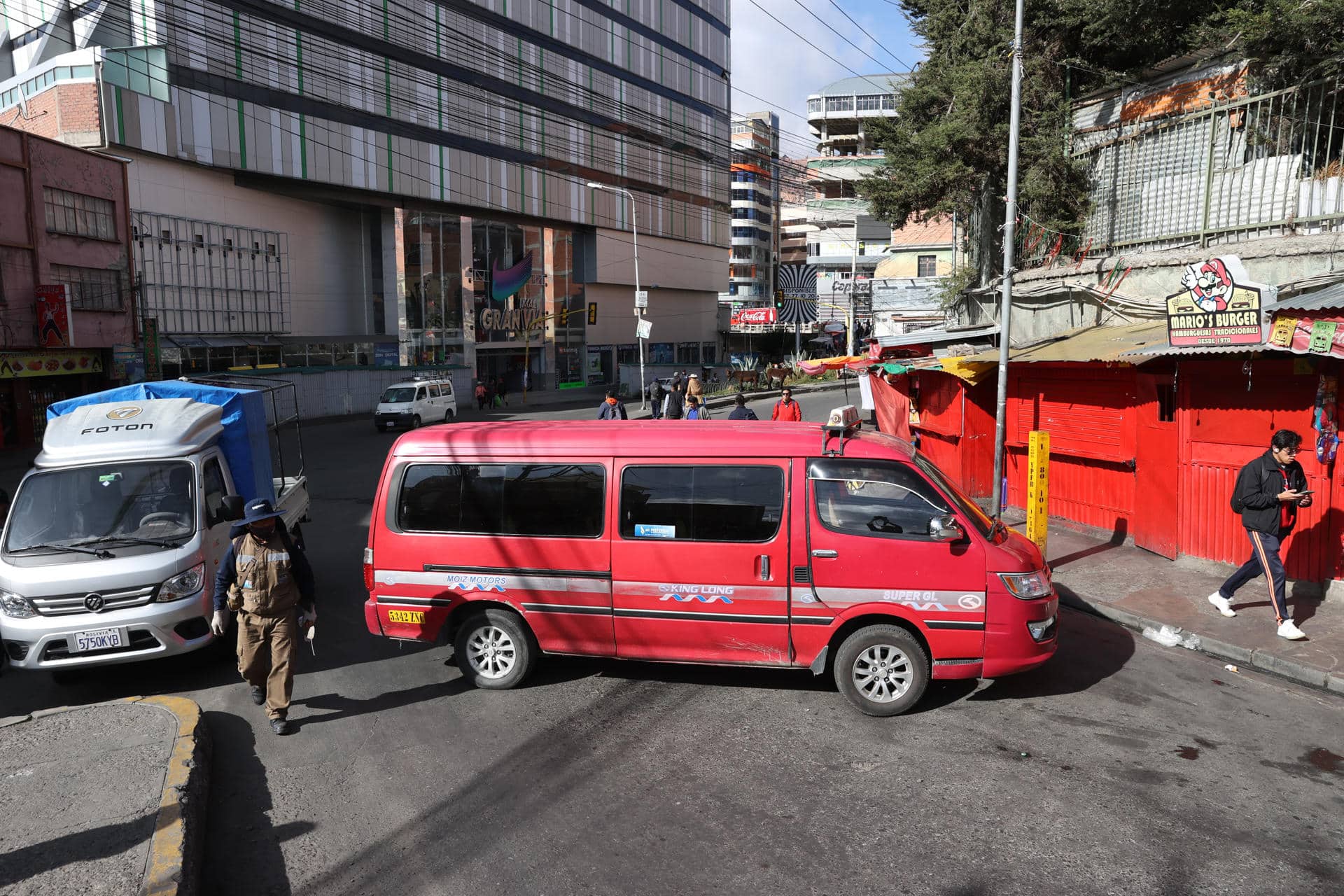 Conductores de transporte público bloquean con vehículos una calle durante una protesta este viernes, en La Paz (Bolivia). EFE/ Luis Gandarillas