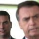 Foto de archivo de julio de 2018 del senador electo Flavio Bolsonaro (i), hijo del expresidente de Brasil, Jair Bolsonaro (d), escucha a su padre durante una rueda de prensa en Brasilia (Brasil). EFE/Joédson Alves