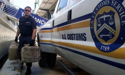 Efectivos de la aduana de EEUU bajan cocaína decomisada en el Caribe por Guardia Costera de Estados Unidos. Imagen de archivo. EFE/Ricardo Figueroa