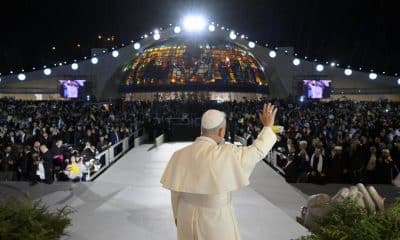 Una imagen facilitada por los medios del Vaticano muestra al Papa León XIV durante un encuentro con jóvenes en la plaza frente al Patriarcado Maronita de Antioquía en Bkerke, Líbano, el 1 de diciembre de 2025. 
EFE/EPA/VATICAN MEDIA HANDOUT USO EDITORIAL ÚNICAMENTE/SIN VENTAS