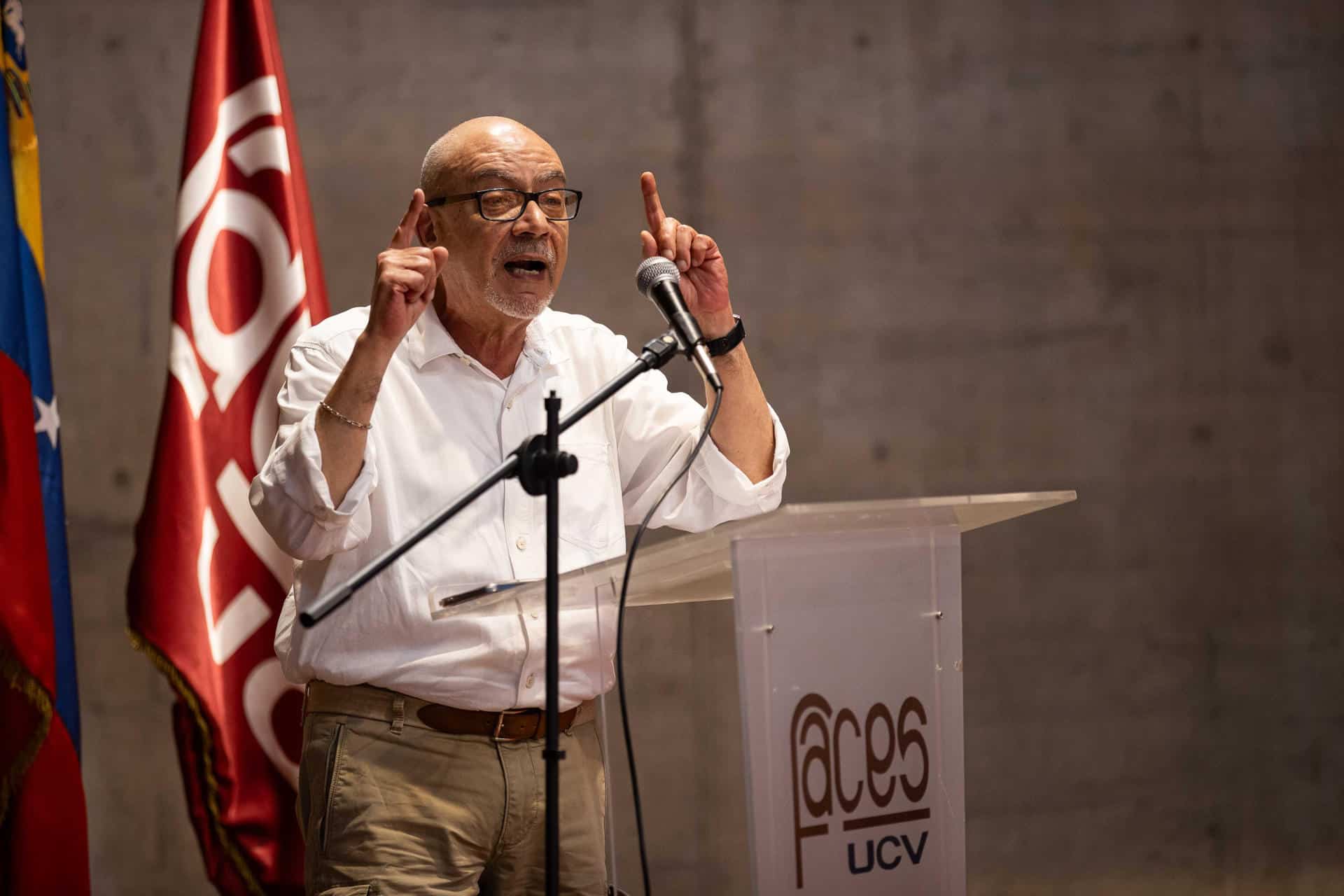 El dirigente del partido Movimiento por Venezuela (MPV), Andrés Caleca, habla durante el foro 'Negociación Trump-Maduro: ¿a quién beneficia?', organizado por el Sindicato Nacional de Trabajadores de la Universidad Central de Venezuela este martes, en Caracas (Venezuela). EFE/ Ronald Peña R