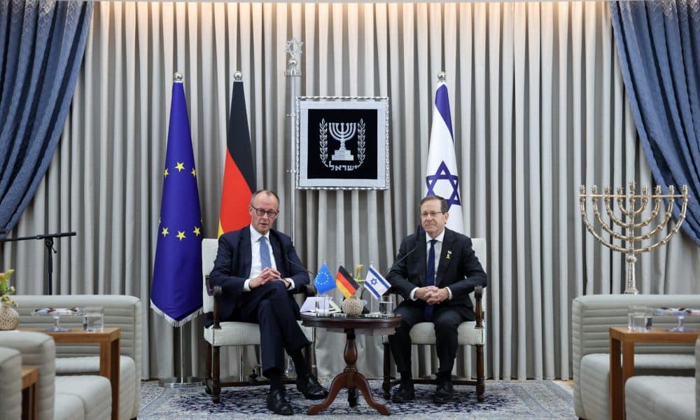 Jerusalén, 06/12/2025.- El canciller alemán, Friedrich Merz (I) en su reunión con el presidente israelí, Isaac Herzog (D), en la residencia oficial de este en Jerusalén. EFE/EPA/ABIR SULTAN / POOL