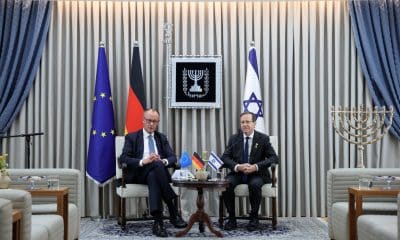 Jerusalén, 06/12/2025.- El canciller alemán, Friedrich Merz (I) en su reunión con el presidente israelí, Isaac Herzog (D), en la residencia oficial de este en Jerusalén. EFE/EPA/ABIR SULTAN / POOL
