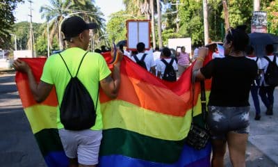 Migrantes que pertenecen a la comunidad LGBT participan en una marcha este miércoles (ayer), en la ciudad de Tapachula en Chiapas (México). EFE/Juan Manuel Blanco