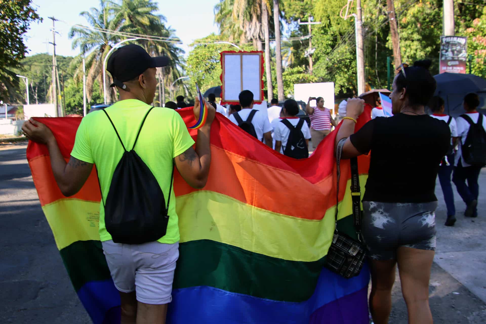 Migrantes que pertenecen a la comunidad LGBT participan en una marcha este miércoles (ayer), en la ciudad de Tapachula en Chiapas (México). EFE/Juan Manuel Blanco