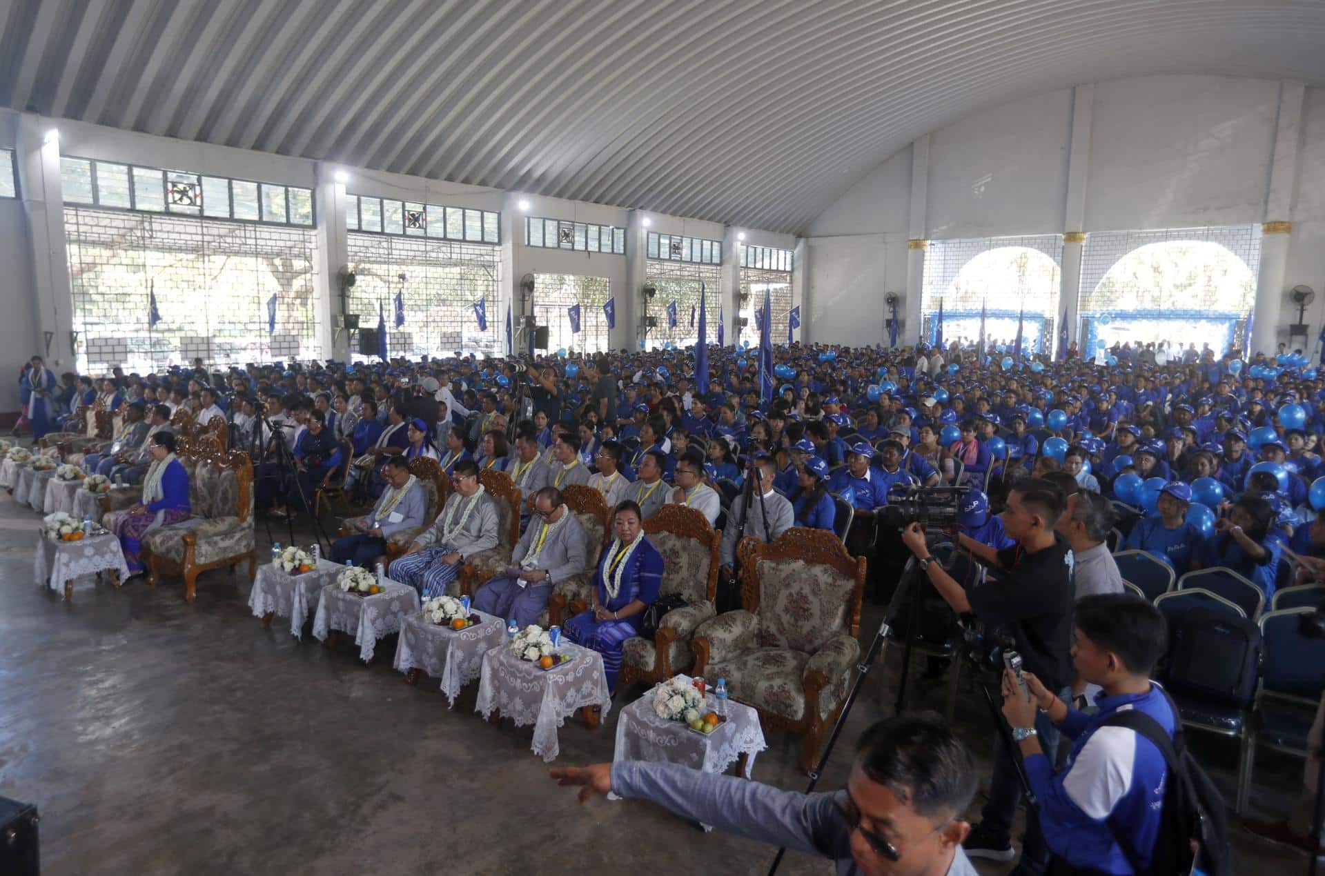 YANGON (Myanmar), 25/12/2025.- Decenas de birmanos participan en un acto de campaña antes de las elecciones del 28 de diciembre. EFE/EPA/NYEIN CHAN NAING