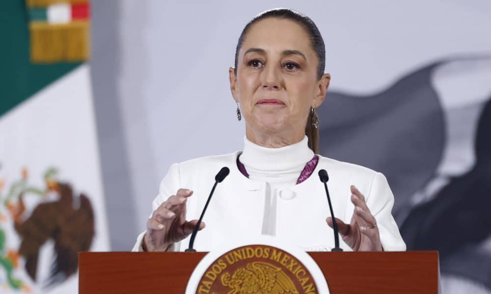 La presidenta de México Claudia Sheinbaum, habla durante una rueda de prensa este lunes en Palacio Nacional de la Ciudad de México (México). EFE/Sáshenka Gutiérrez