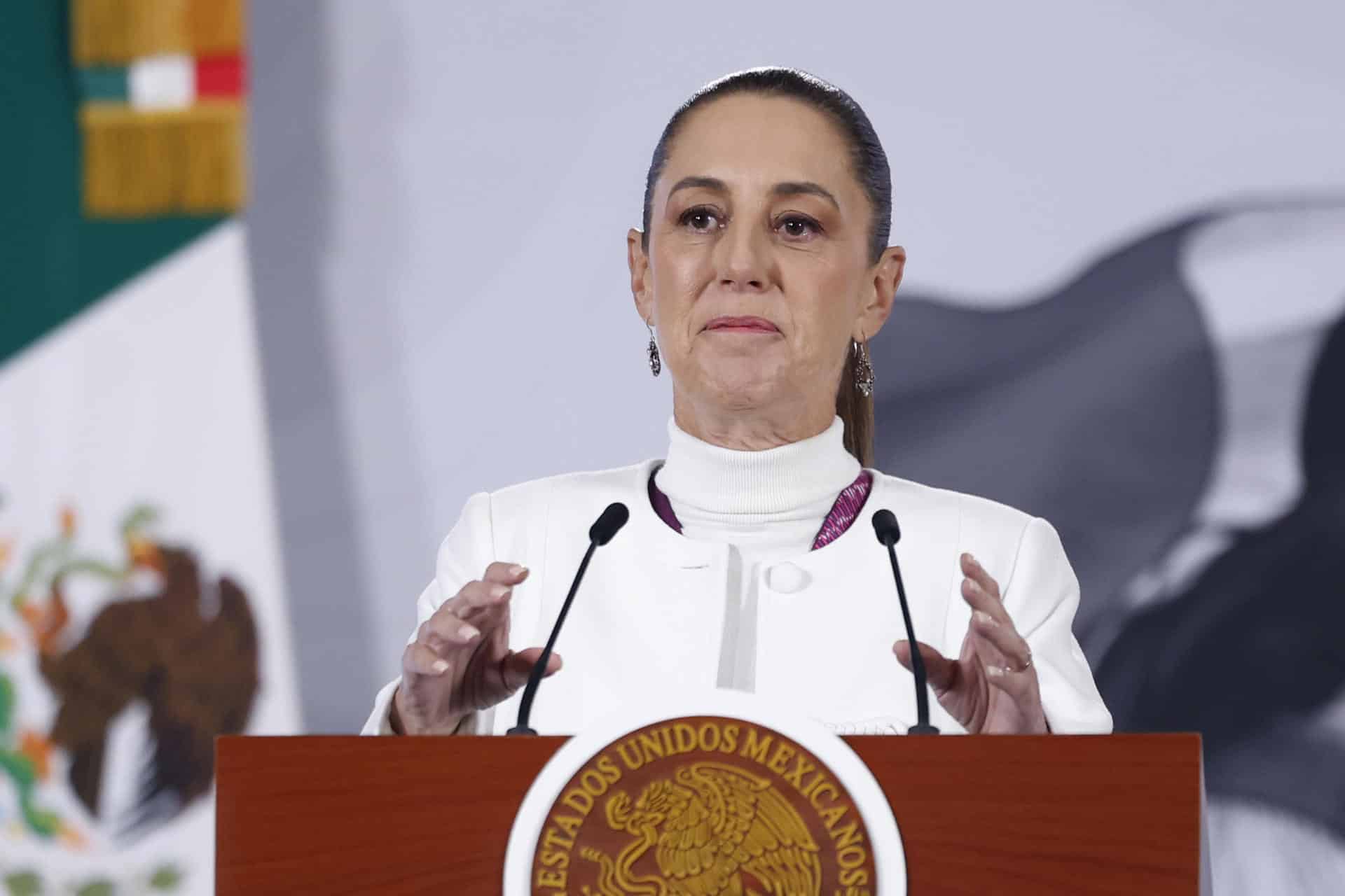 La presidenta de México Claudia Sheinbaum, habla durante una rueda de prensa este lunes en Palacio Nacional de la Ciudad de México (México). EFE/Sáshenka Gutiérrez