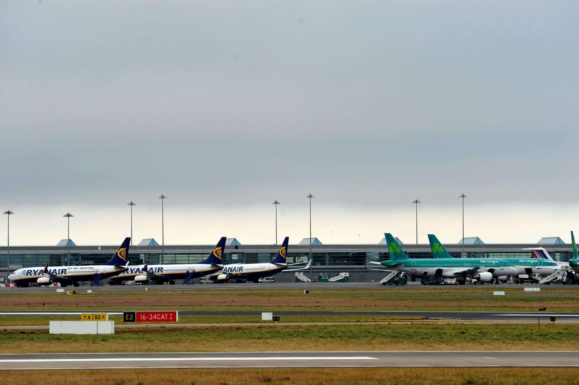 Unos aviones en el aeropuerto de Dublín, en una fotografía de archivo. EFE/Aidan Crawley.