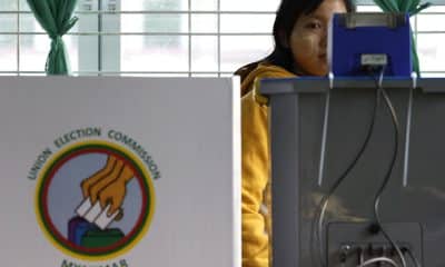 Naypyitaw (Myanmar), 28/12/2025.- Una mujer vota en las elecciones generales de Birmania, en Naypidó. (Elecciones, Golpe de Estado, Birmania) EFE/EPA/RUNGROJ YONGRIT