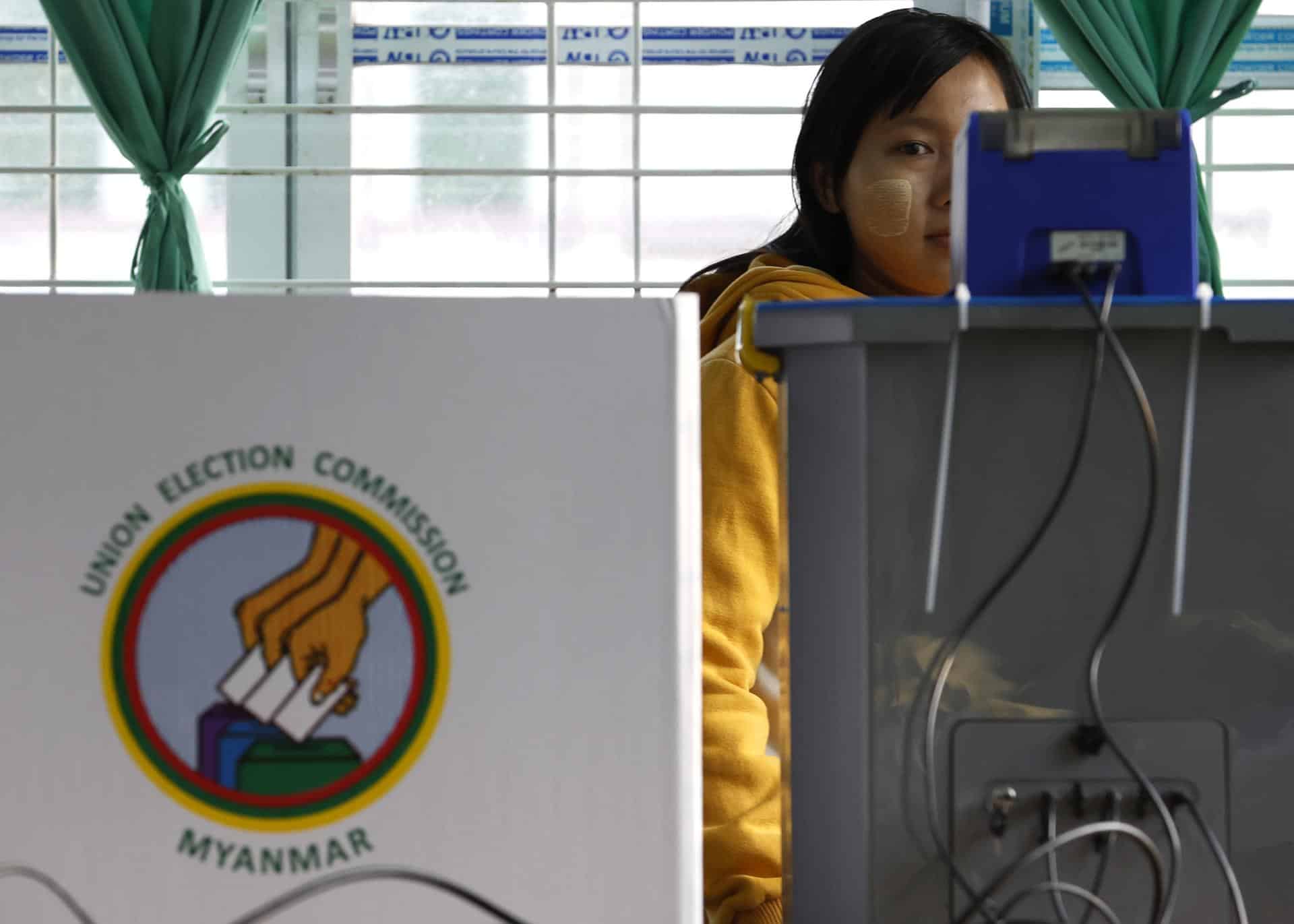 Naypyitaw (Myanmar), 28/12/2025.- Una mujer vota en las elecciones generales de Birmania, en Naypidó. (Elecciones, Golpe de Estado, Birmania) EFE/EPA/RUNGROJ YONGRIT