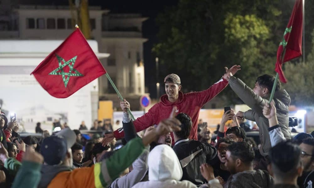 Aficionados marroquíes celebran la victoria de su selección en la Copa Árabe, tras derrotar en la final a Jordania. EFE/EPA/JALAL MORCHIDI