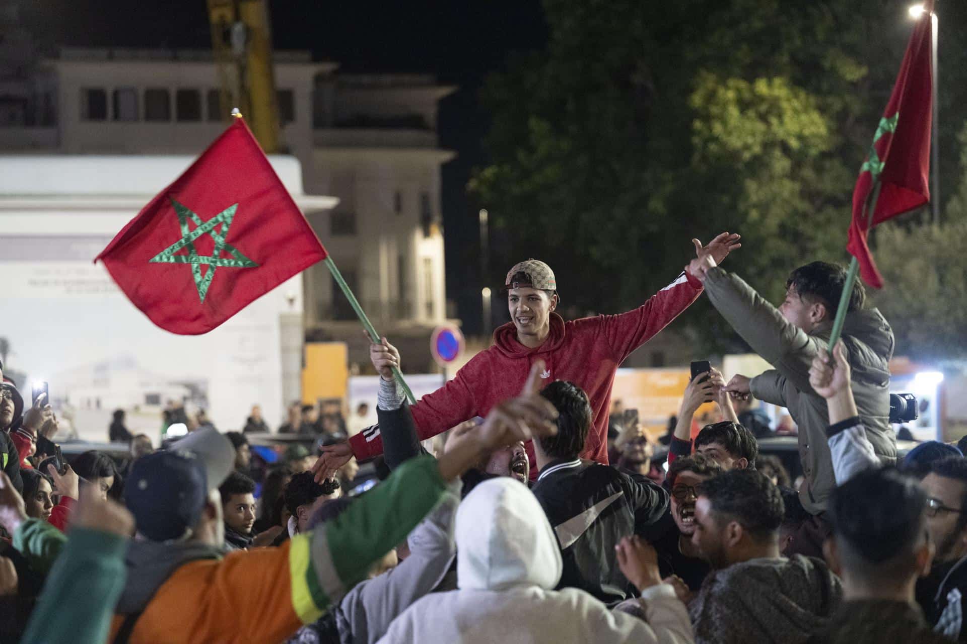 Aficionados marroquíes celebran la victoria de su selección en la Copa Árabe, tras derrotar en la final a Jordania. EFE/EPA/JALAL MORCHIDI