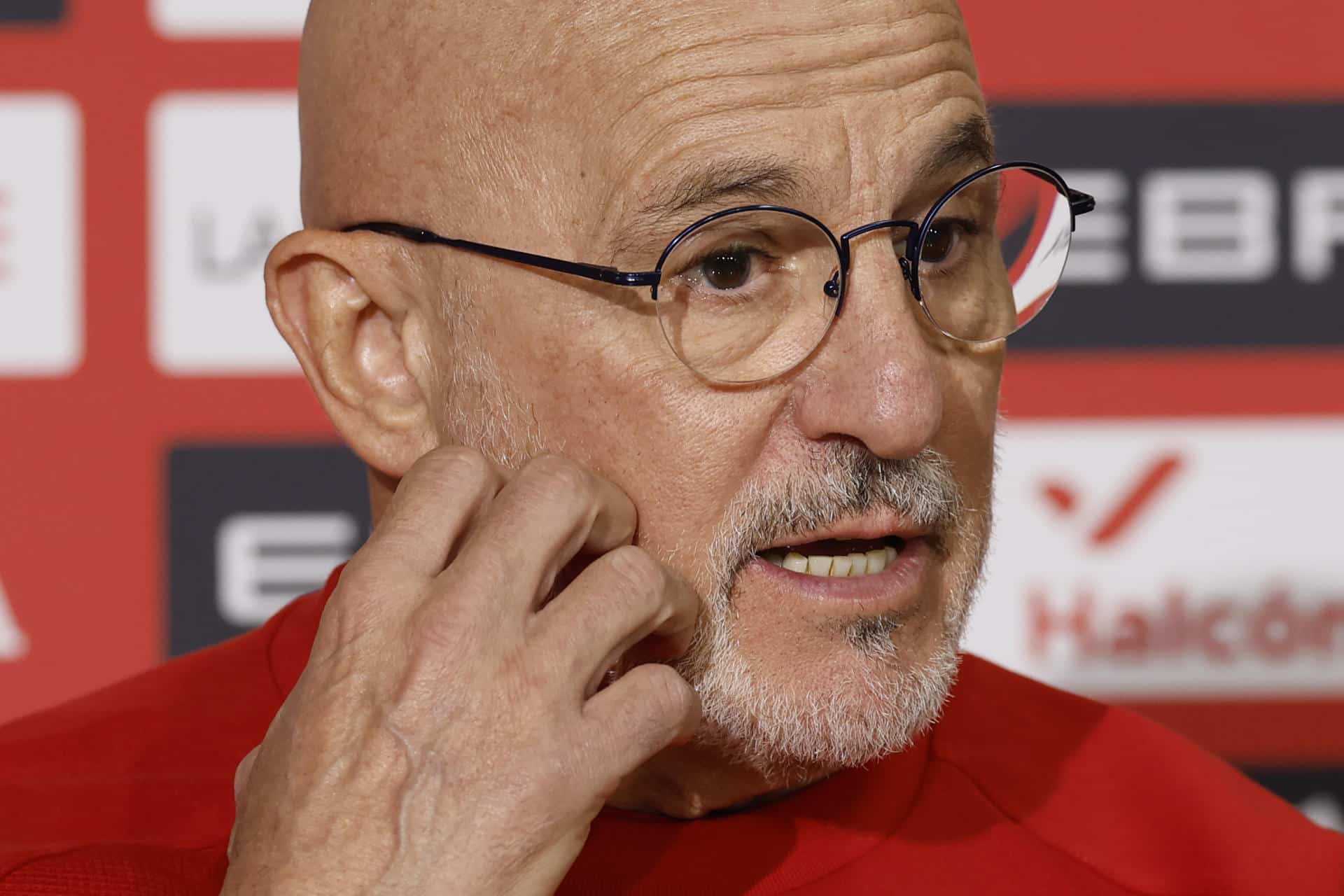 Foto de archivo del seleccionador español, Luis de la Fuente, que ha sido elegido por segundo año consecutivo como el mejor entrenador de selecciones masculinas del mundo según la Federación Internacional de Historia y Estadística del Fútbol (IFFHS). EFE/Julio Muñoz/Archivo