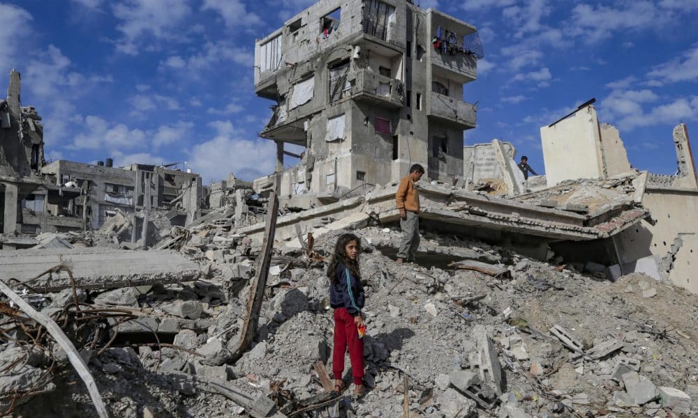 Niños en medio de la destrucción provocada por los ataques israelíes en Gaza el 3 de diciembre de 2025. EFE/EPA/MOHAMMED SABER