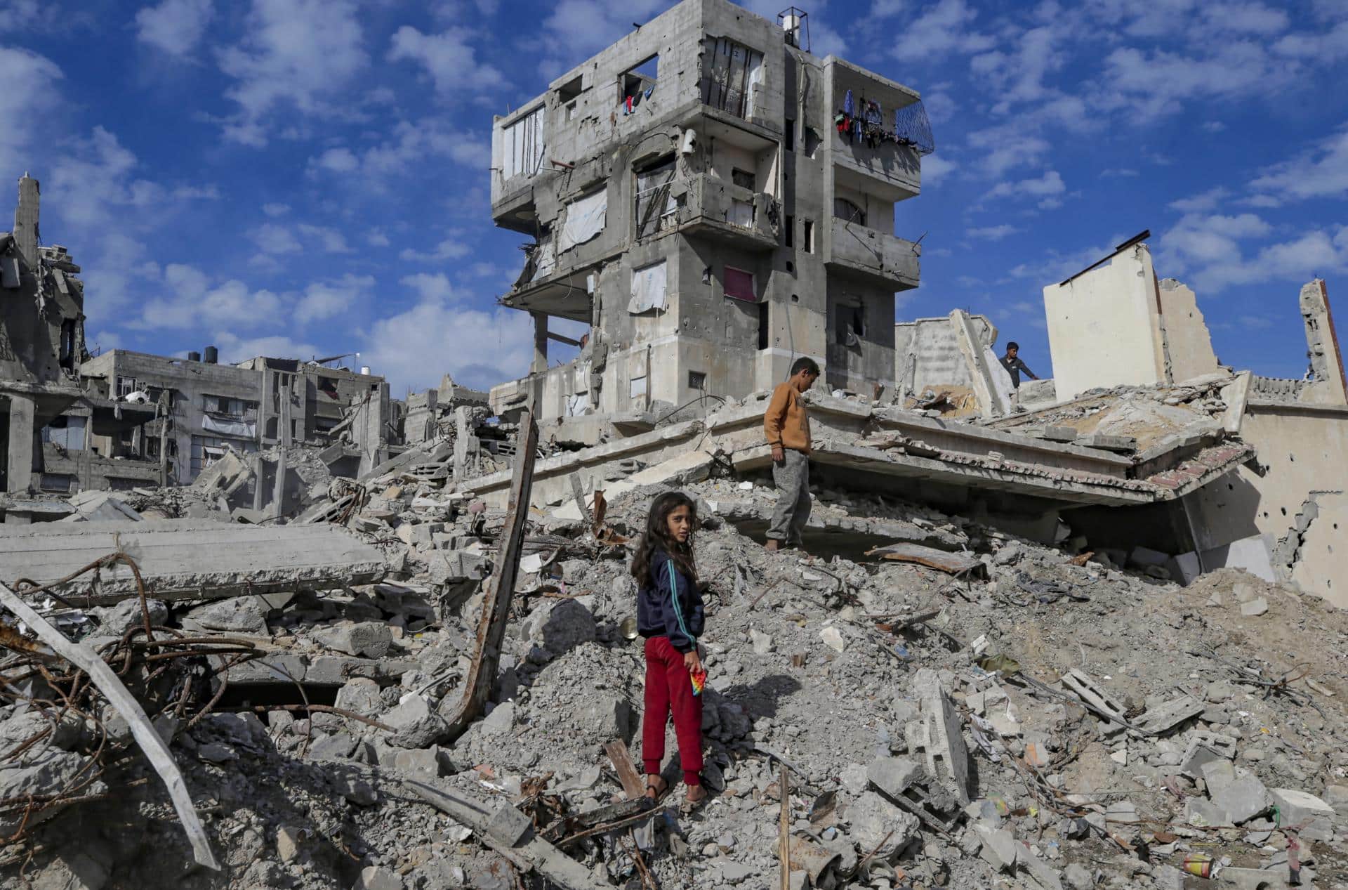 Niños en medio de la destrucción provocada por los ataques israelíes en Gaza el 3 de diciembre de 2025. EFE/EPA/MOHAMMED SABER