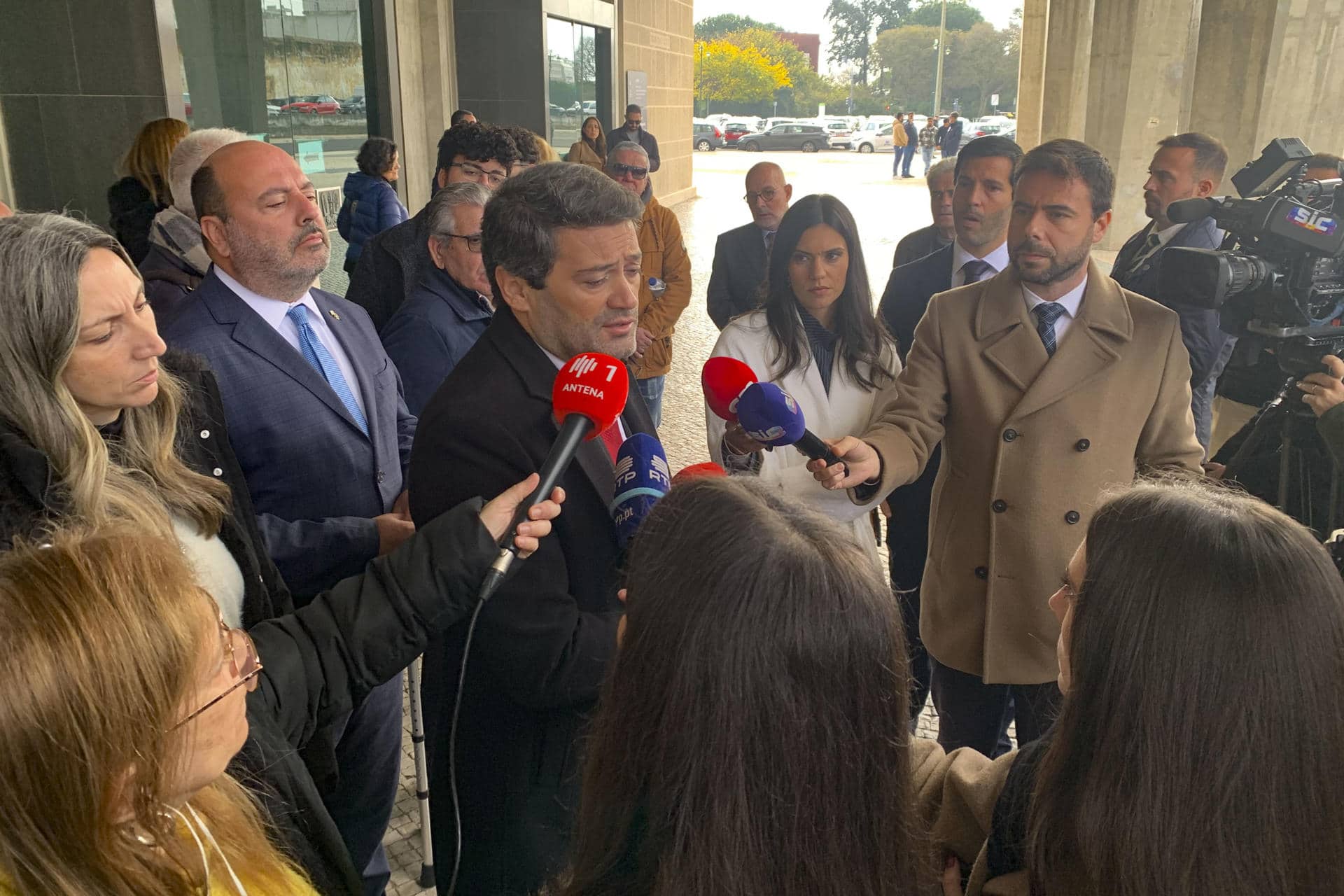 El líder del partido de ultraderecha Chega, André Ventura, afirmó este jueves que acatará la orden del tribunal, que juzga el caso sobre unos carteles de su campaña para las elecciones presidenciales del próximo enero con mensajes contra los gitanos, en caso de que disponga la retirada de las pancartas. Ventura fue preguntado por los periodistas a su llegada al Tribunal Civil de Lisboa, donde hoy está previsto que se dé a conocer el fallo, sobre la eventual decisión de la jueza Ana Barão en contra e los carteles con el mensaje 'Los gitanos tienen que cumplir la ley'. EFE/ Carlota Ciudad