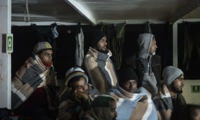 Migrantes en la cubierta del barco Open Arms en aguas del Mediterráneo. EFE // Brais Lorenzo