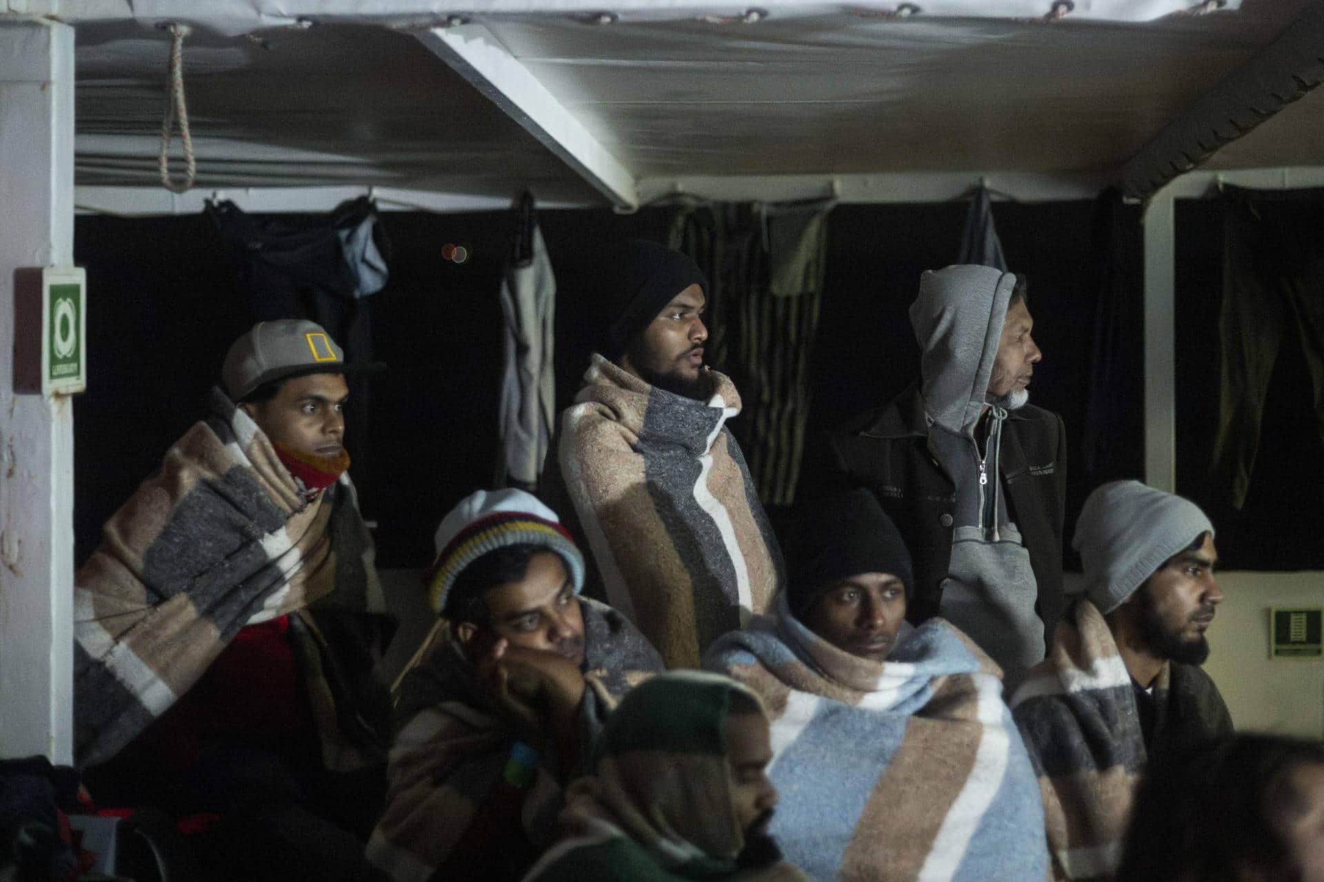 Migrantes en la cubierta del barco Open Arms en aguas del Mediterráneo. EFE // Brais Lorenzo