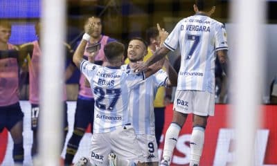 Adrián Martínez (c) de Racing celebra un gol este domingo, en un partido por semifinales del Torneo Clausura Argentino entre Boca Juniors y Racing Club en el estadio Alberto J. Armando 'La Bombonera'. .EFE/ Juan Ignacio Roncoroni