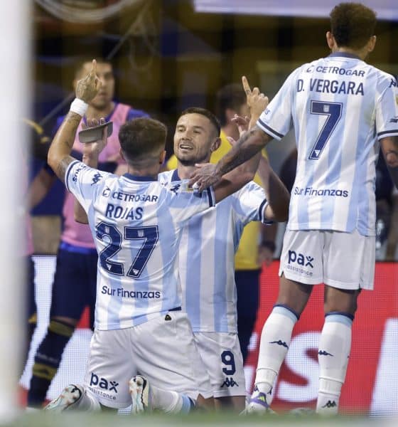 Adrián Martínez (c) de Racing celebra un gol este domingo, en un partido por semifinales del Torneo Clausura Argentino entre Boca Juniors y Racing Club en el estadio Alberto J. Armando 'La Bombonera'. .EFE/ Juan Ignacio Roncoroni