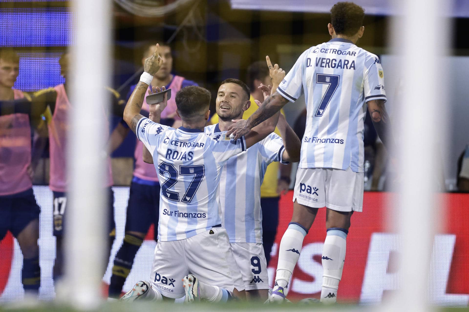Adrián Martínez (c) de Racing celebra un gol este domingo, en un partido por semifinales del Torneo Clausura Argentino entre Boca Juniors y Racing Club en el estadio Alberto J. Armando 'La Bombonera'. .EFE/ Juan Ignacio Roncoroni