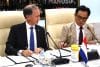 JAKARTA (Indonesia), 02/12/2025.- The Netherlands' Ambassador to Indonesia Marc Gerritsen (L) and Indonesia's Coordinating Minister for Law, Human Rights, Immigration, and Correctional Institutions, Yusril Ihza Mahendra, sign the documents for the practical arrangement of the transfer of prisoners for Dutch nationals Sigfried Mets and Ali Tokman during their meeting in Jakarta, Indonesia, 02 December 2025. Indonesia and the Netherlands signed an agreement for the prisoner transfer of the Dutch death row convict Siegfried Mets and the life-sentenced prisoner Ali Tokman back to the Netherlands. (Países Bajos; Holanda) EFE/EPA/MAST IRHAM
