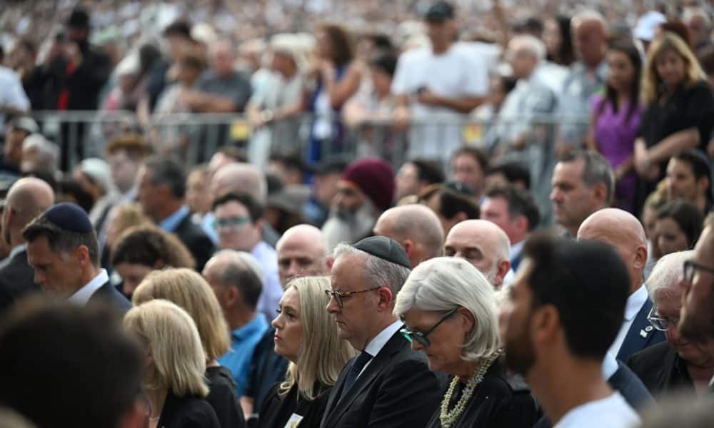 Sídney  (Australia), 21/12/2025.- El primer ministro australiano, Anthony Albanese (centro), con su esposa Jodie Haydon (centro-izquierda) y el gobernador general Sam Mostyn (centro-derecha), durante el minuto de silencio en la vigilia del Día Nacional de Reflexión y conmemoración por las víctimas y los supervivientes del atentado en la playa de Bondi, al cumplirse una semana del ataque. EFE/EPA/DEAN LEWINS AUSTRALIA AND NEW ZEALAND OUT