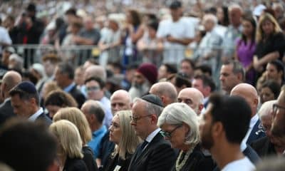 Sídney  (Australia), 21/12/2025.- El primer ministro australiano, Anthony Albanese (centro), con su esposa Jodie Haydon (centro-izquierda) y el gobernador general Sam Mostyn (centro-derecha), durante el minuto de silencio en la vigilia del Día Nacional de Reflexión y conmemoración por las víctimas y los supervivientes del atentado en la playa de Bondi, al cumplirse una semana del ataque. EFE/EPA/DEAN LEWINS AUSTRALIA AND NEW ZEALAND OUT