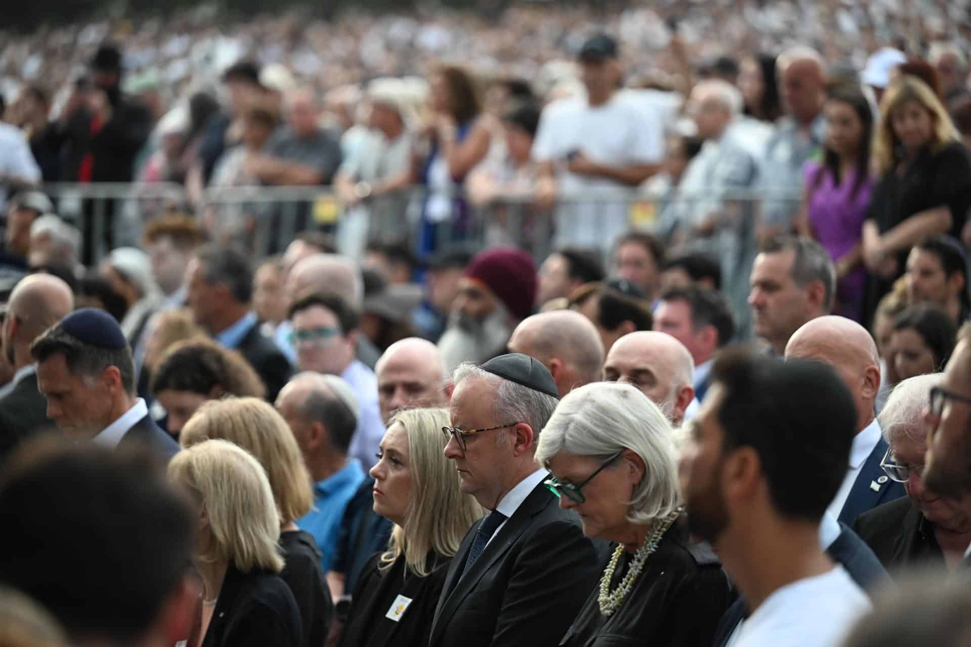 Sídney  (Australia), 21/12/2025.- El primer ministro australiano, Anthony Albanese (centro), con su esposa Jodie Haydon (centro-izquierda) y el gobernador general Sam Mostyn (centro-derecha), durante el minuto de silencio en la vigilia del Día Nacional de Reflexión y conmemoración por las víctimas y los supervivientes del atentado en la playa de Bondi, al cumplirse una semana del ataque. EFE/EPA/DEAN LEWINS AUSTRALIA AND NEW ZEALAND OUT