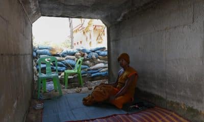 Fotografía de archivo, tomada el 10/12/2025, que muestra a un monje budista en un refugio temporal evitando los disparos cruzados en la frontera entre Tailandia y Camboya, en la provincia tailandesa de Surin. EFE/EPA/RUNGROJ YONGRIT