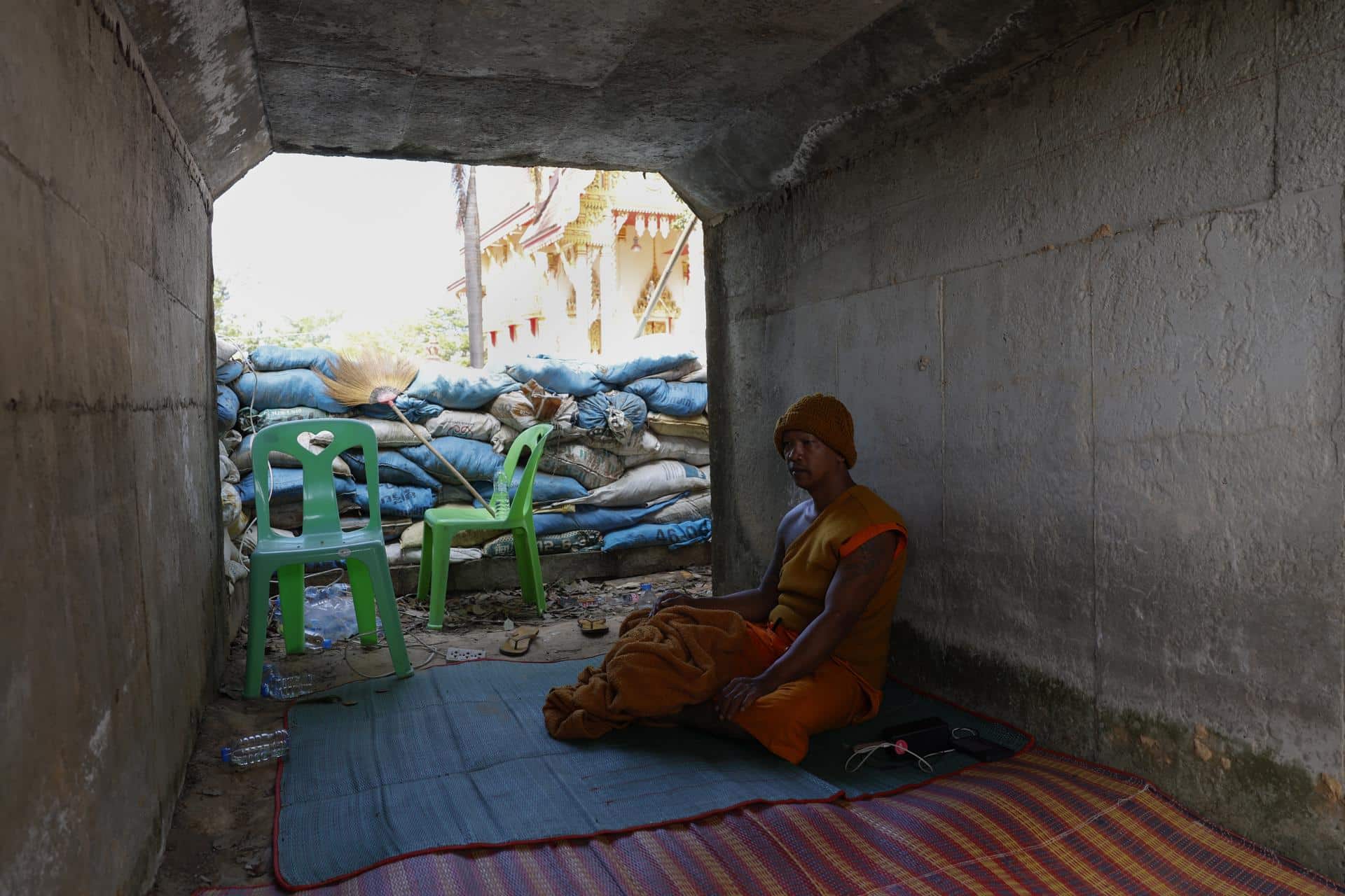 Fotografía de archivo, tomada el 10/12/2025, que muestra a un monje budista en un refugio temporal evitando los disparos cruzados en la frontera entre Tailandia y Camboya, en la provincia tailandesa de Surin. EFE/EPA/RUNGROJ YONGRIT