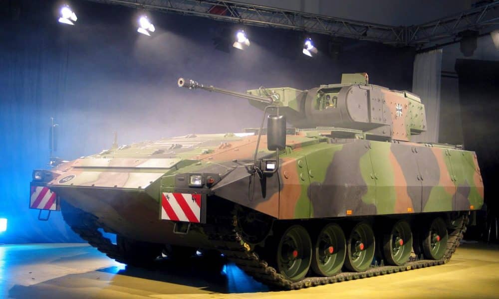 FOTO ARCHIVO. El nuevo vehículo militar armado "Puma" (Cougar) es presentado a las Fuerzas Armadas alemanas. El "Puma" ofrece una protección ante las minas y bombardeos para sus tripulantes no comparable con vehículos de características similares, según anunció su fabricante. EFE