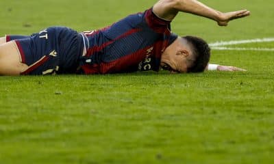 El centrocampista del Levante Víctor García se duele de una acción durante el partido de LaLiga EA Sports entre Levante UD y Real Sociedad celebrado este sábado en el estadio Ciutat de València. EFE/ Ana Escobar