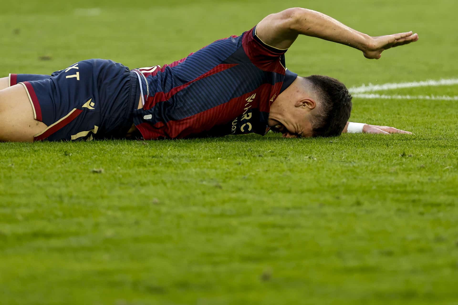 El centrocampista del Levante Víctor García se duele de una acción durante el partido de LaLiga EA Sports entre Levante UD y Real Sociedad celebrado este sábado en el estadio Ciutat de València. EFE/ Ana Escobar