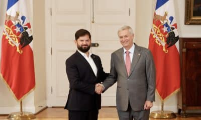 El presidente de Chile, Gabriel Boric, saluda al ultraderechista José Antonio Kast, vencedor de las elecciones presidenciales, este lunes en el Palacio de la Moneda, en Santiago (Chile). EFE/ Elvis González
