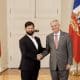 El presidente de Chile, Gabriel Boric, saluda al ultraderechista José Antonio Kast, vencedor de las elecciones presidenciales, este lunes en el Palacio de la Moneda, en Santiago (Chile). EFE/ Elvis González