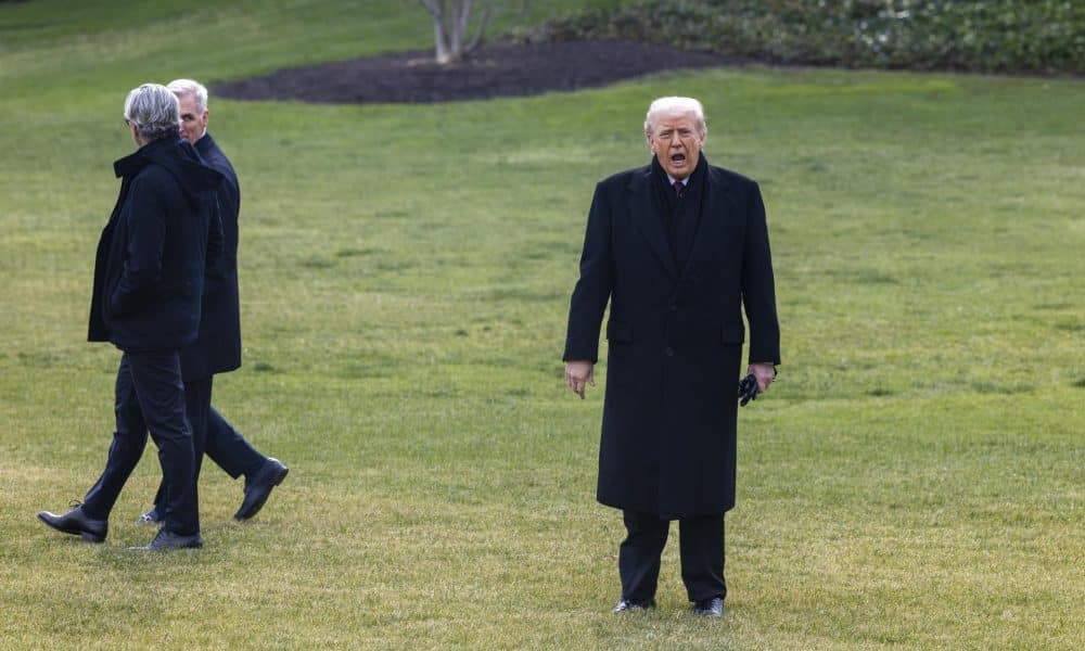 El presidente Donald J. Trump grita a los medios de comunicación mientras camina para abordar el Marine One en el jardín sur de la Casa Blanca en Washington, DC, EE. UU., el 17 de diciembre de 2025. EFE/SHAWN THEW