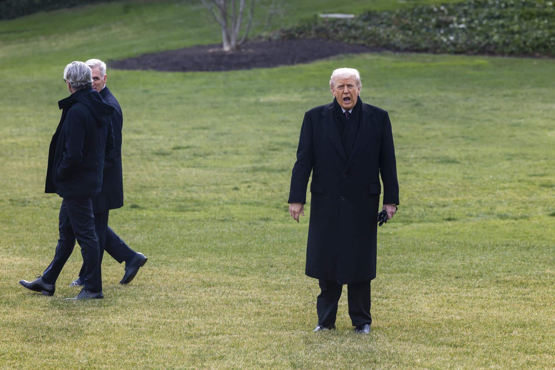 El presidente Donald J. Trump grita a los medios de comunicación mientras camina para abordar el Marine One en el jardín sur de la Casa Blanca en Washington, DC, EE. UU., el 17 de diciembre de 2025. EFE/SHAWN THEW