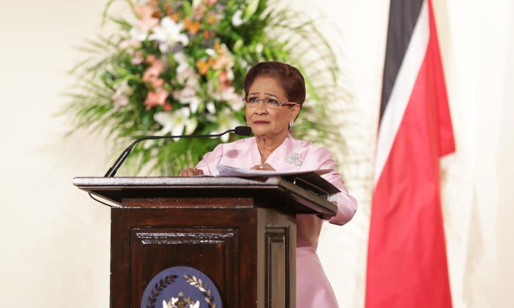 Kamla Persad-Bissessar se dirige a la audiencia en, Puerto España. Imagen de archivo. EFE/Andrea De Silva