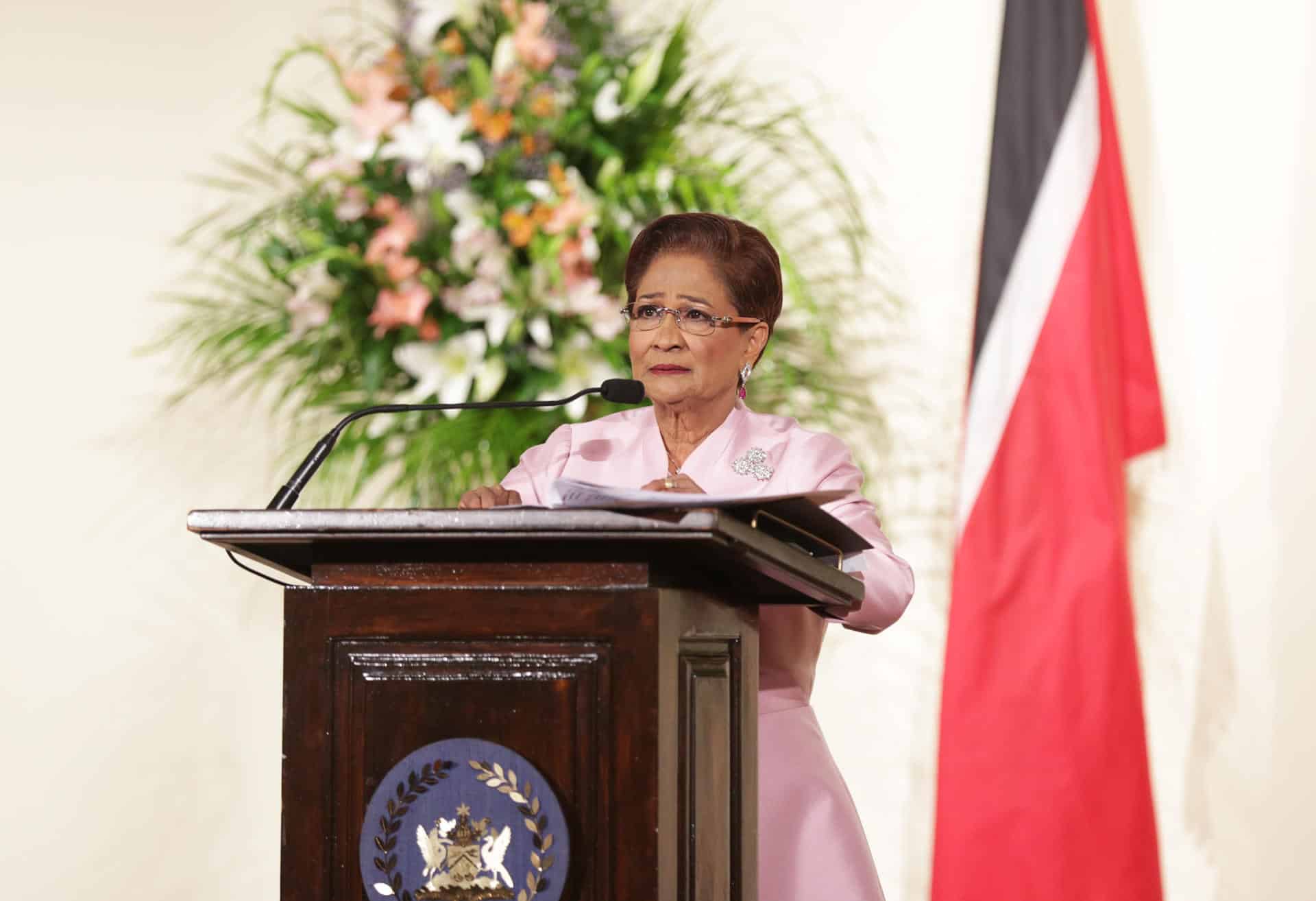 Kamla Persad-Bissessar se dirige a la audiencia en, Puerto España. Imagen de archivo. EFE/Andrea De Silva